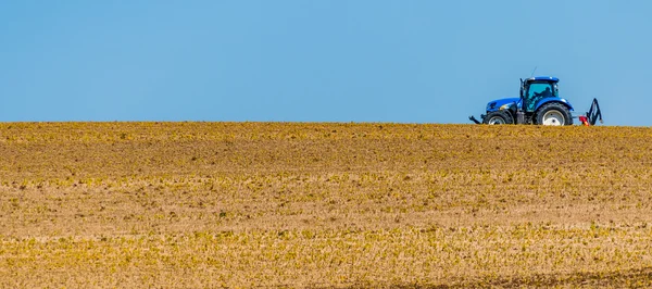 Bir tarlada traktör — Stok fotoğraf