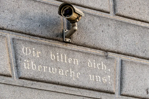 Camera van het toezicht op een gebouw — Stockfoto