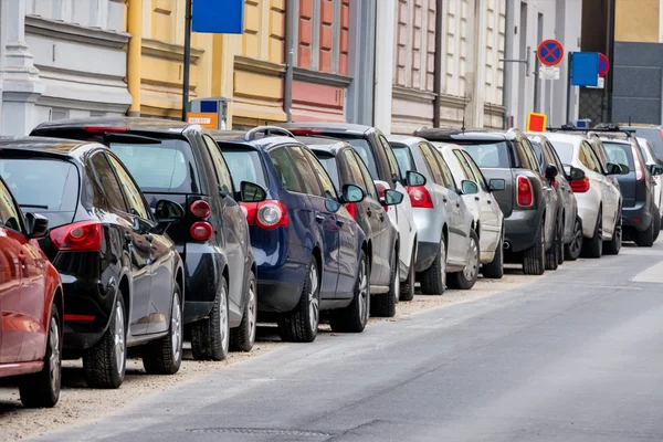 Autók parkolnak a közúton — Stock Fotó