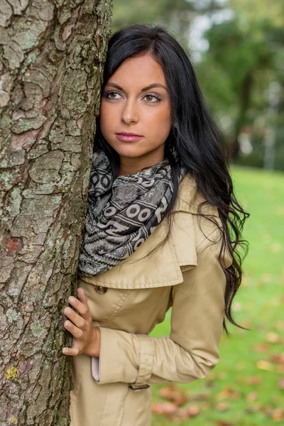 Mladá žena se stromem — Stock fotografie