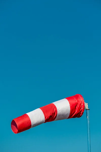 Calzino a vento contro il cielo blu — Foto Stock