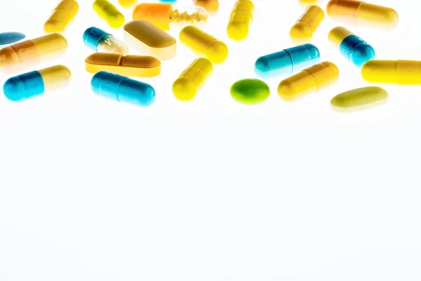 Tabletter på en lätt bakgrund — Stockfoto