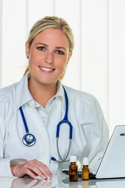 Portrait of a female doctor — Stock Photo, Image