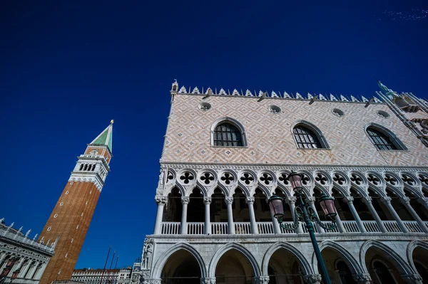 Olaszország, Velence. Szent Márk tér és a campanile — Stock Fotó