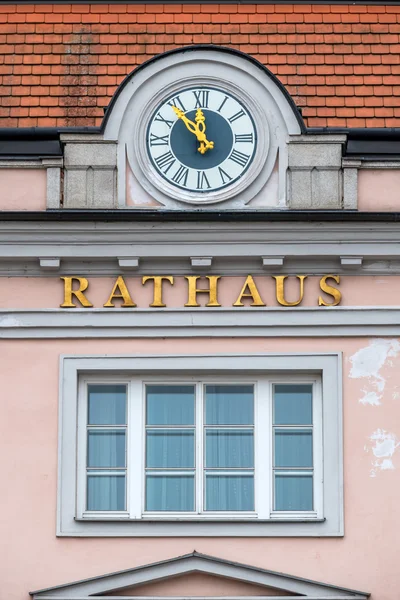 Uhr an der Fassade, — Stockfoto