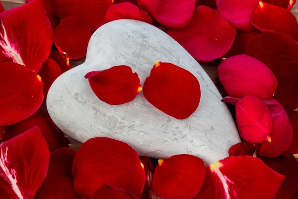 Red roses with heart. love for valentines day — Stock Photo, Image