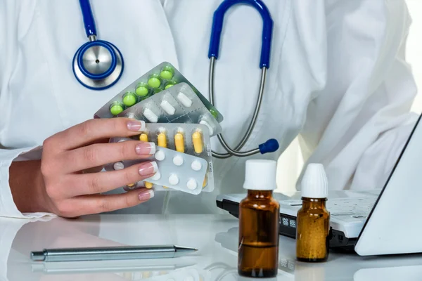 Doktor píše předpis pro tablety — Stock fotografie