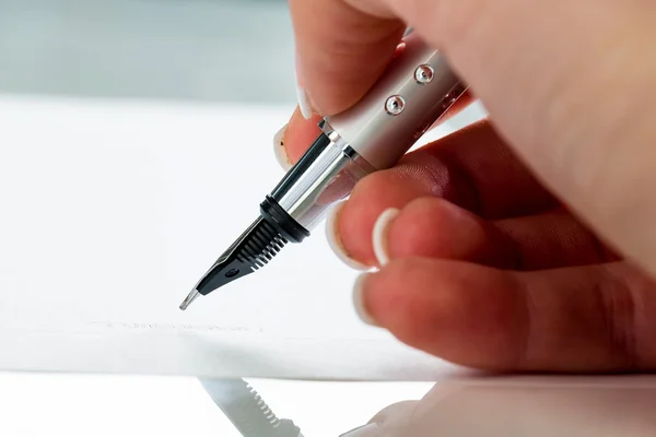 Hand with fountain pen with signature — Stock Photo, Image