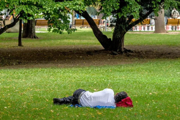 Człowiek śpi w parku — Zdjęcie stockowe