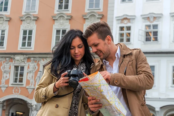 Paar op een stedentrip — Stockfoto