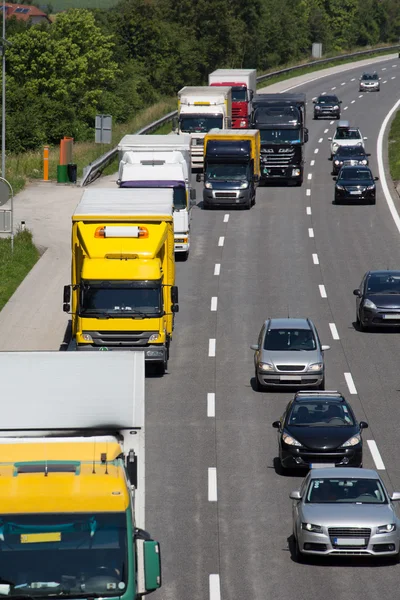 Ciężarówka na autostradzie — Zdjęcie stockowe