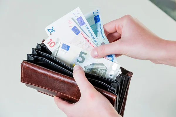 ユーロ紙幣を財布 — ストック写真