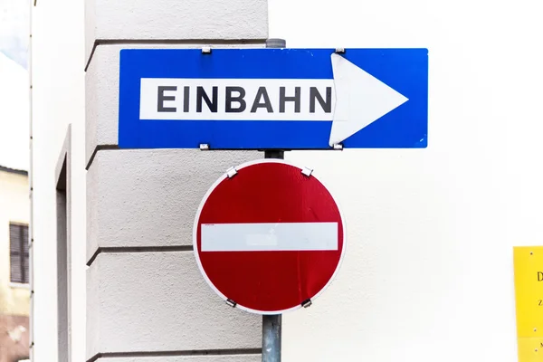Zwei Schilder für Einbahnstraße — Stockfoto