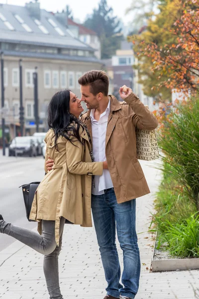 Pareja consiguiendo alrededor de ciudad —  Fotos de Stock