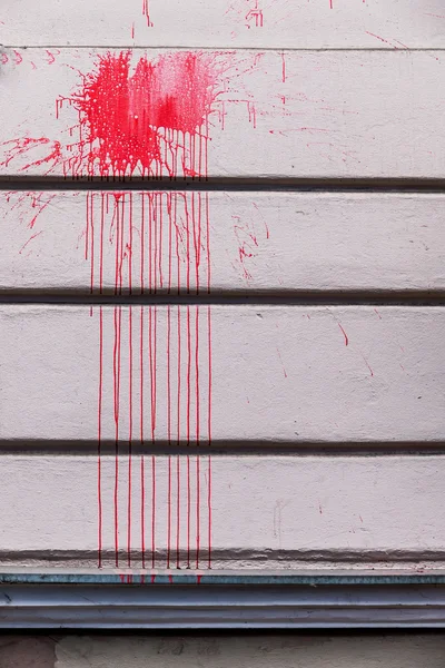 Éclaboussures d'encre rouge sur un mur — Photo