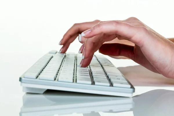 Mujer en la oficina con computadora — Foto de Stock