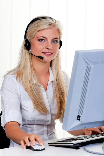 Frau mit Headset und Computer-Hotline unter — Stockfoto