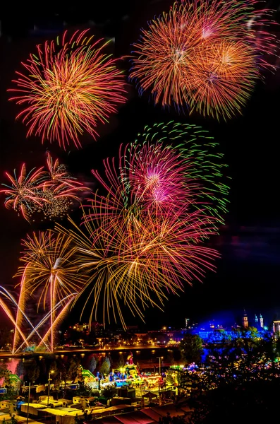 Fuochi d'artificio a Capodanno. si celebra il nuovo anno . — Foto Stock