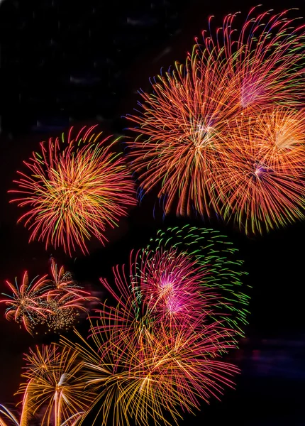 Fuochi d'artificio a Capodanno. si celebra il nuovo anno . — Foto Stock