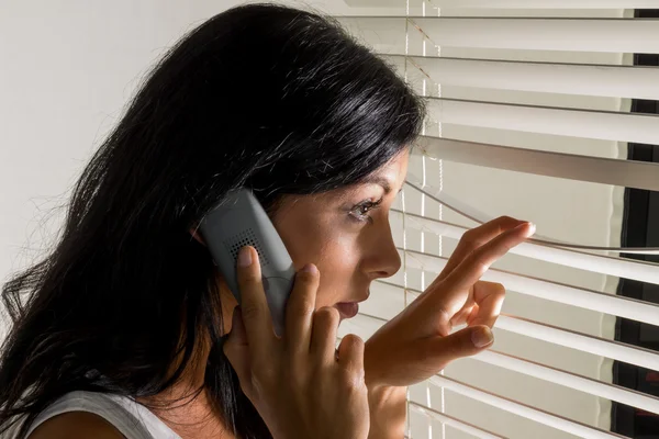 Waargenomen jonge vrouw — Stockfoto