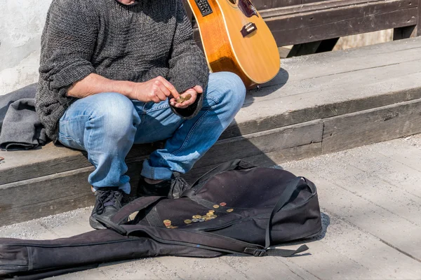 Busker counts its receipts — Stock Photo, Image