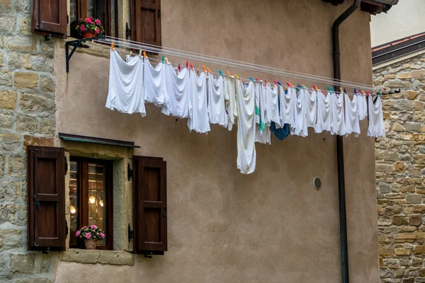 Lavanderia appendere fuori ad asciugare — Foto Stock