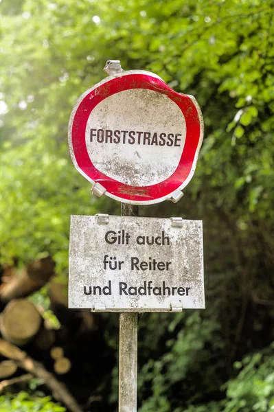 Escudo camino forestal. prohibición y equitación prohibidas — Foto de Stock