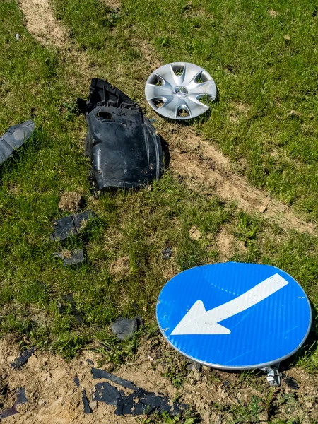 Incidente stradale. auto è stata investita da segnaletica stradale — Foto Stock