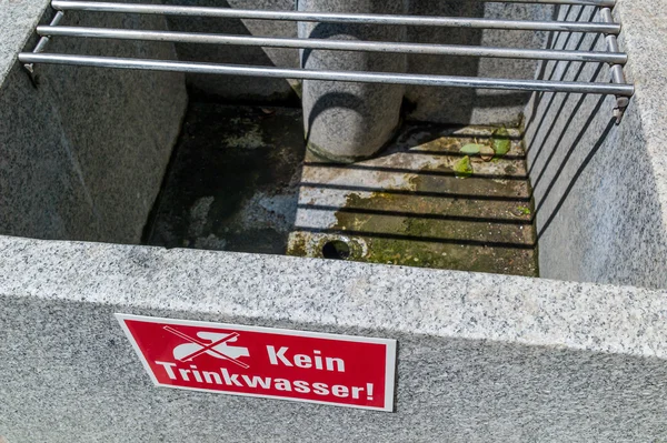 Warning sign at a fountain: no drinking — Stock Photo, Image