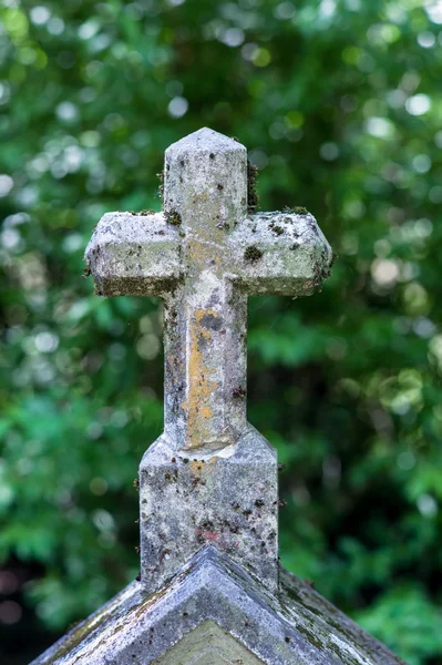 Kamienny krzyż na cmentarzu — Zdjęcie stockowe