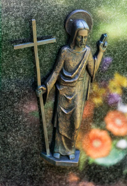 Rose spiegelt sich in Grabstein auf Friedhof wider — Stockfoto