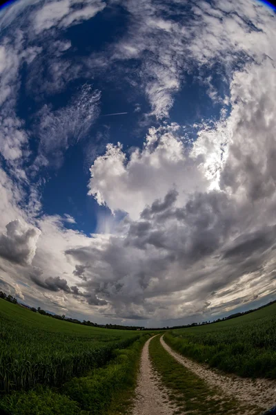 En el cielo una hermosa atmósfera de nubes — Foto de Stock