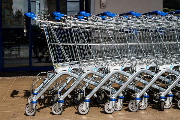 Nákupní košík před supermarket — Stock fotografie