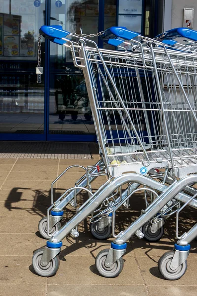 Carrinho de compras na frente de um supermercado — Fotografia de Stock