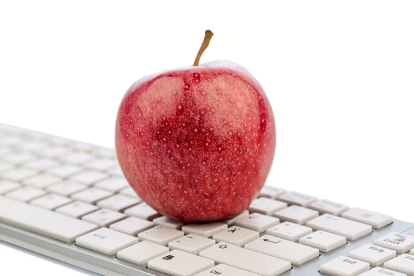 Manzana acostada en un teclado — Foto de Stock