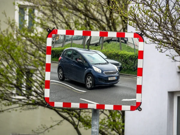 Carro em níveis de tráfego — Fotografia de Stock