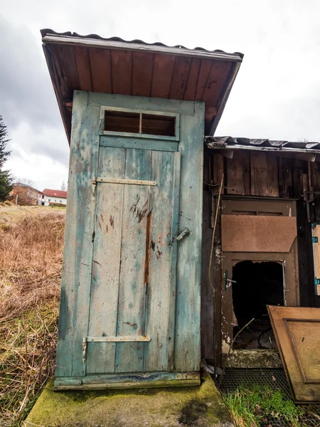 Terk edilmiş bir evde bahçedeki — Stok fotoğraf