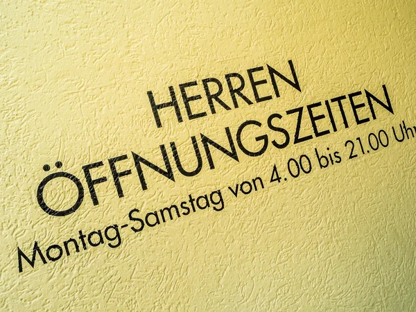 Männer-Öffnungszeiten. Schild am Herrenzimmer — Stockfoto