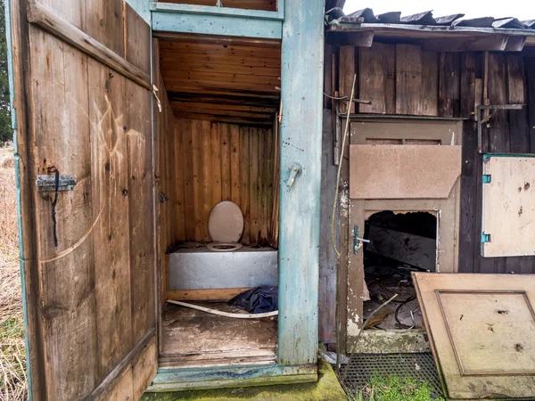 Terk edilmiş bir evde bahçedeki — Stok fotoğraf