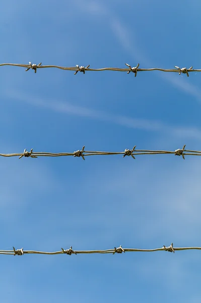 Zaun mit Stacheldraht zum Absperren — Stockfoto