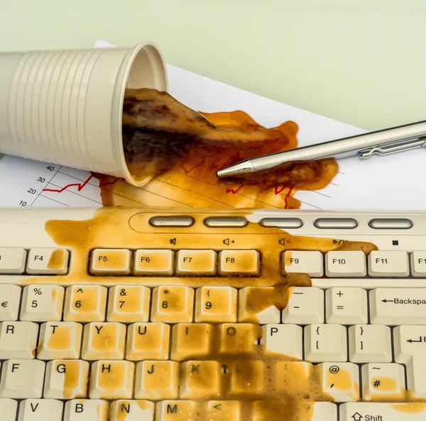 Kaffee schwappt durch Widrigkeiten auf den Bürocomputer — Stockfoto