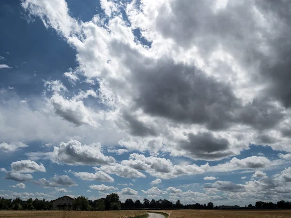 Wolken in de hemel. leuke sfeer — Stockfoto