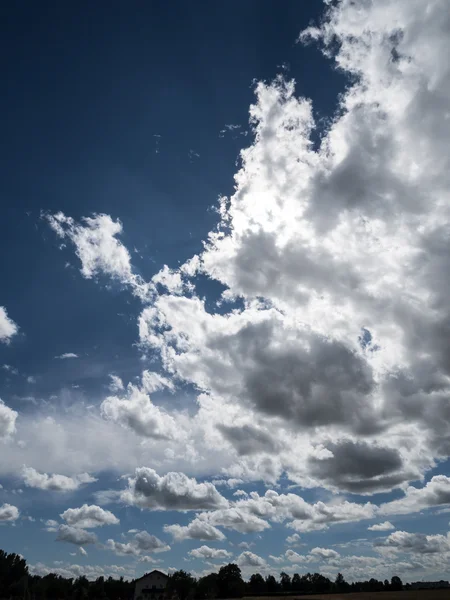 Wolken in de hemel. leuke sfeer — Stockfoto