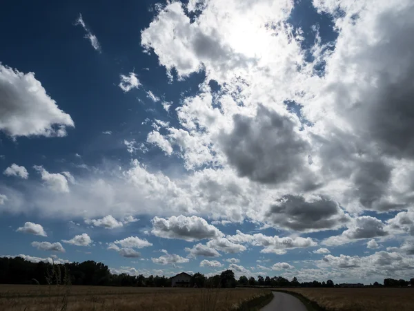Σύννεφα στον ουρανό. ωραία ατμόσφαιρα — Φωτογραφία Αρχείου