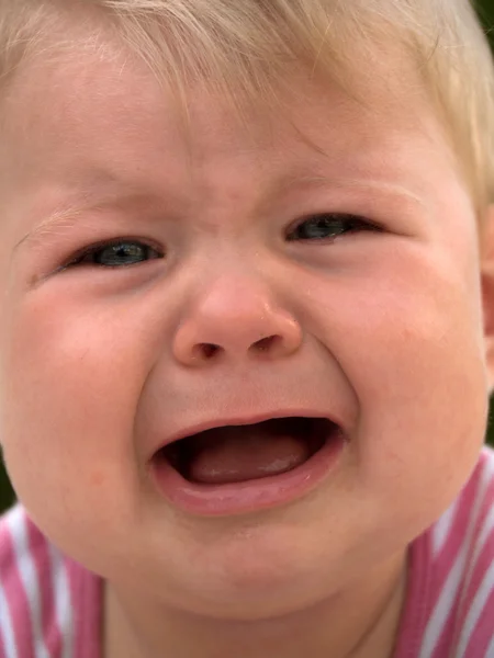 Bir çim üzerinde yalan ve Ağlayan bebek — Stok fotoğraf