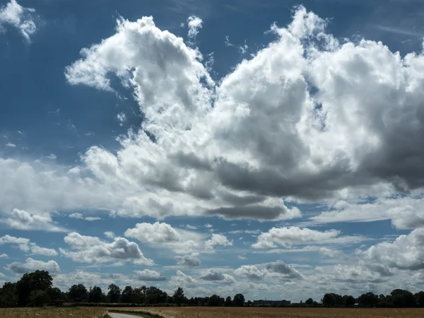 Wolken in de hemel. leuke sfeer — Stockfoto