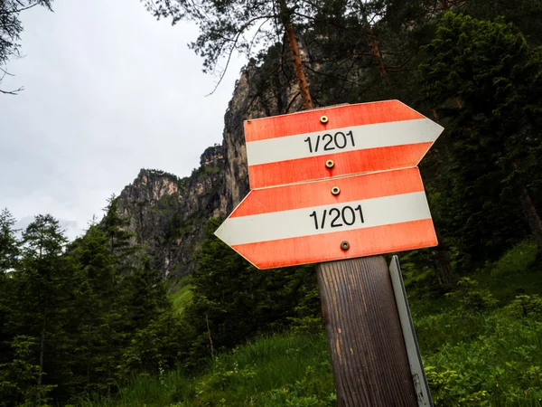 Marking a hiking trail — Stock Photo, Image