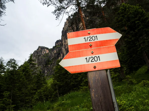 Marcando una ruta de senderismo —  Fotos de Stock