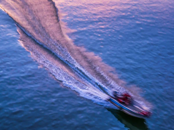 Boot fährt schnell auf einem Fluss — Stockfoto