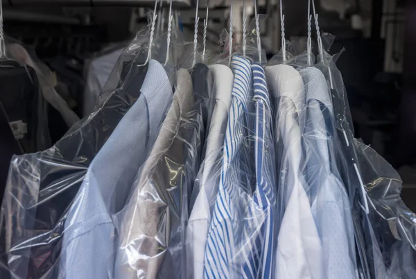 Camisas recém-lavadas em uma lavandaria — Fotografia de Stock